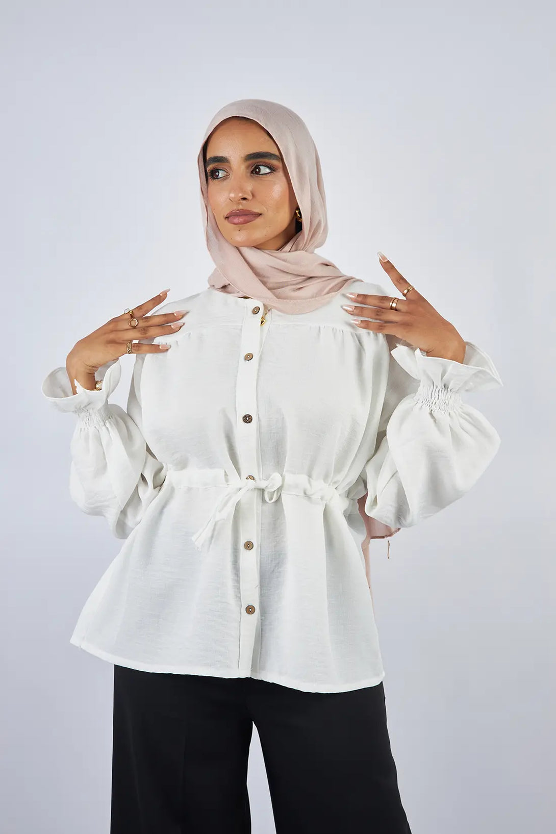ابيض
